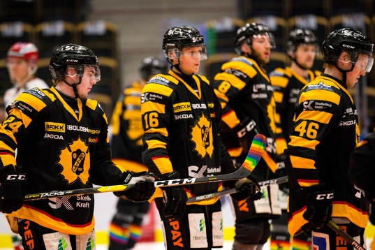 Skellefteås Andreas Wingerli med Pridetejp på klubbladet