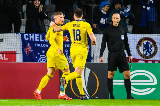 Ross Barkley and Olivier Giroud of Chelsea celebrates