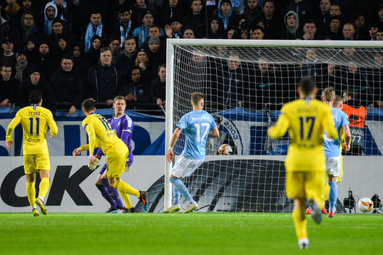 Olivier Giroud of Chelsea scores 0-2 behind goalkeeper