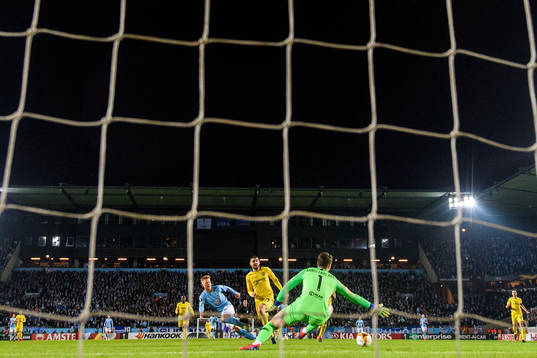 Anders Christiansen of Malmö FF scores the 1-2 goal behind