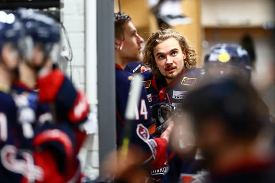 Linköpings Adam Brodecki före ishockeymatchen i SHL