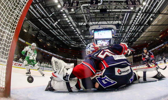 Räddning av Linköpings målvakt Jonas Gustavsson