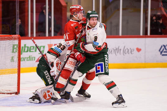 Frölundas målvakt Johan Mattsson och Viktor Ekbom och
