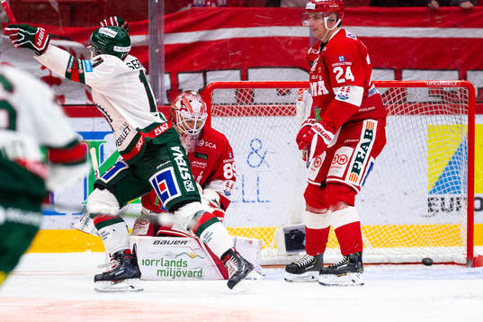 Frölundas Samuel Fagemo gör 0-2 bakom Timrås målvakt