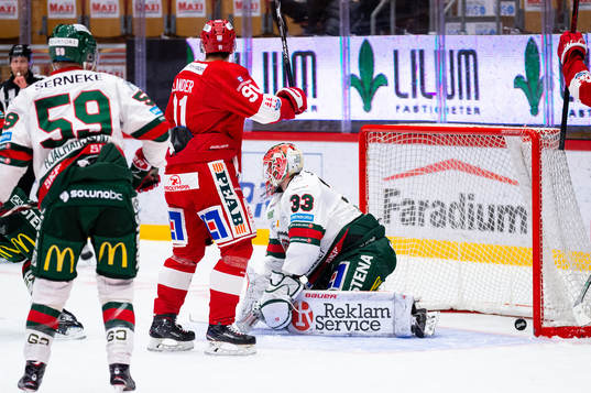 Frölundas målvakt Johan Mattsson släpper in 1-2 av