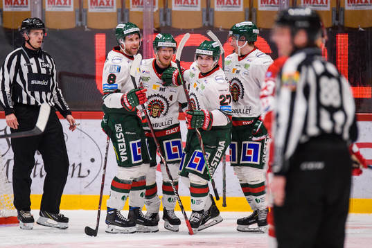 Frölundas Jonatan Lundin-Andersson jublar med lagkamrater