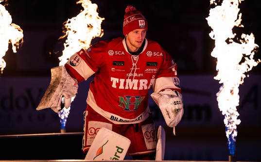 Timrås målvakt Victor Brattström gör entre på isen