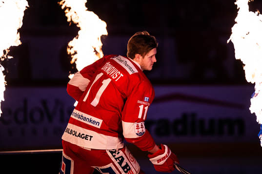 Timrås Henrik Törnqvist gör entre på isen innan