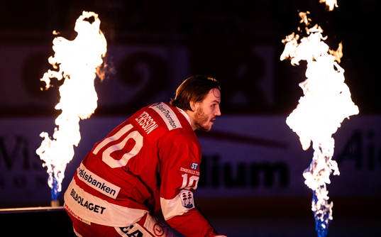 Timrås Johan Persson gör entre på isen innan