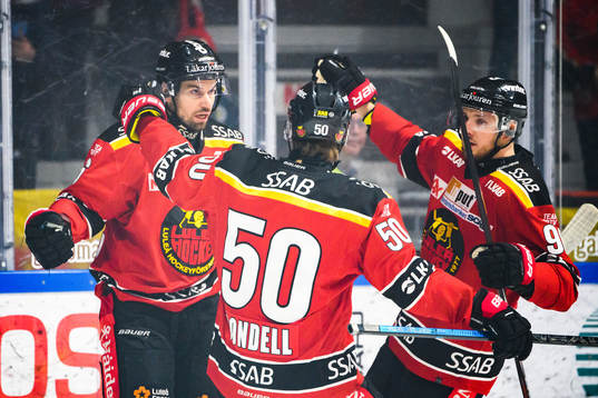 Luleås Niklas Olausson jublar med lagkamrater