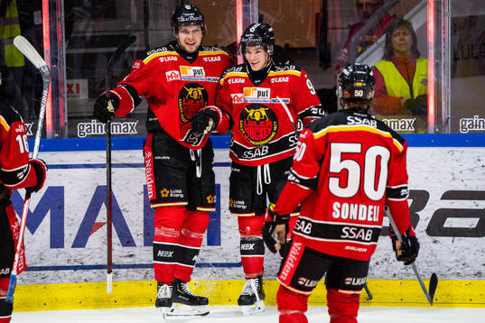 Luleås Petter Emanuelsson och Austin Farley jublar