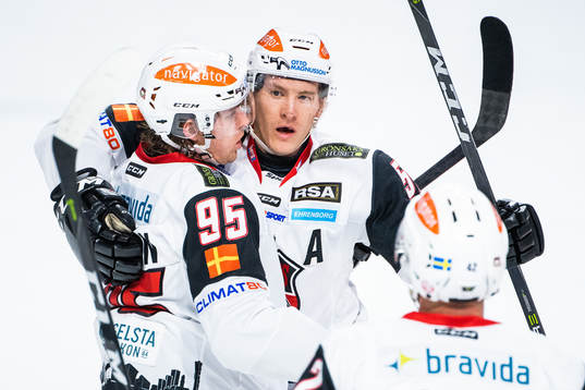Malmö Redhawks Carl Persson och Emil Sylvegård jublar