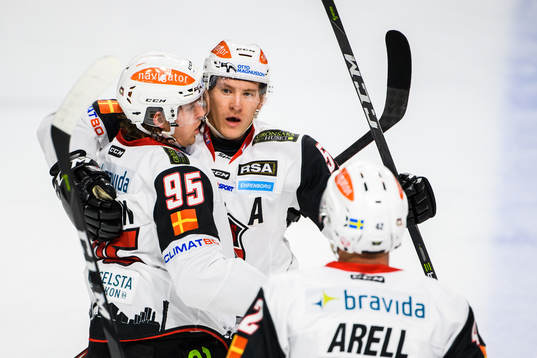 Malmö Redhawks Carl Persson och Emil Sylvegård jublar