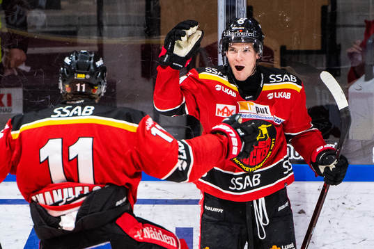 Luleås Petter Emanuelsson och Austin Farley jublar