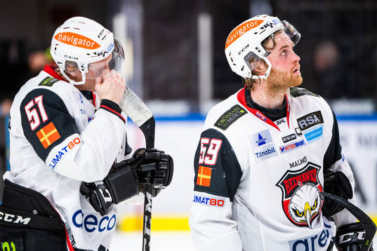 Malmö Redhawks Emil Sylvegård och Anton Mylläri deppar