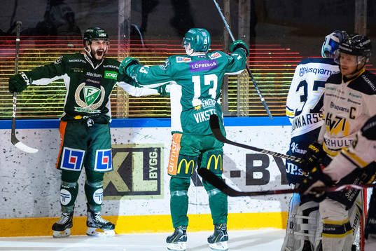 Färjestads Jesse Virtanen och Daniel Viksten jublar