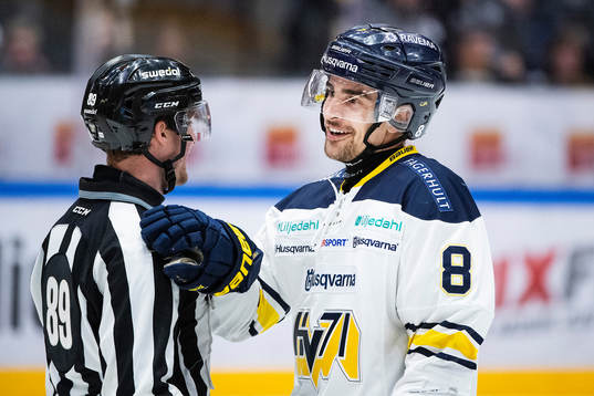 s Nils Andersson i samtal med Linjedomare Gustav Jonsson