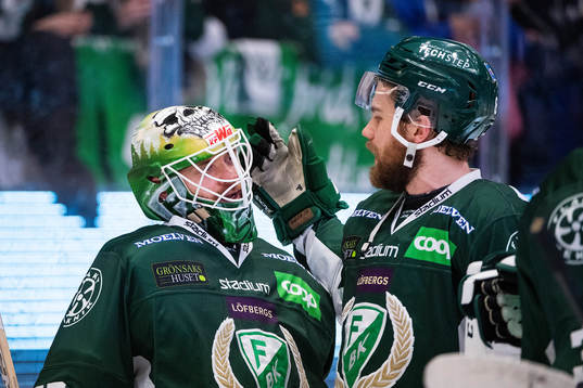 Färjestads målvakt Markus Svensson jublar