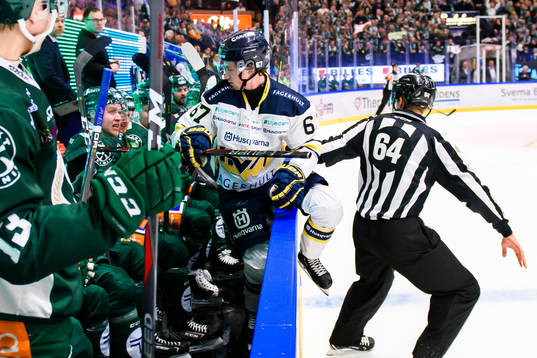 s Christoffer Törngren blir inlackad i Färjestads bås