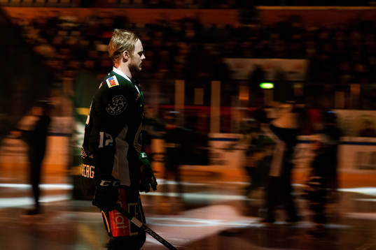 Färjestads Alexander Reichenberg åker ut på isen