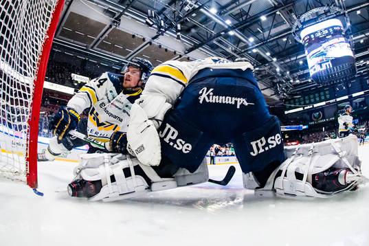 s Mikko Lehtonen i närkontakt med målvakt Jonas Gunnarsson