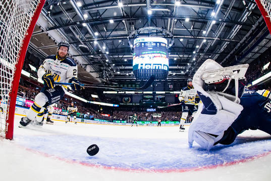 s Mattias Tedenby ser på när pucken glider in bakom