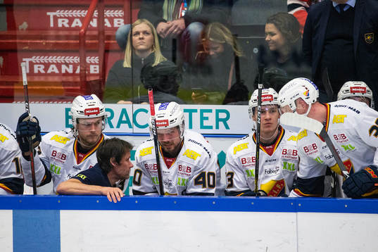 Djurgårdens Jacob Josefson deppar på bänken