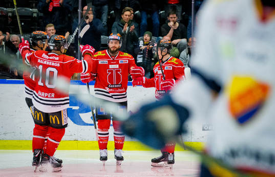 Örebros Patrik Virta gör 5-2 och jublar med Nick Ebert