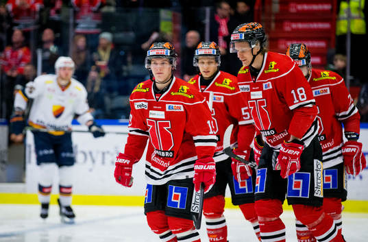 Örebros Patrik Virta gör 5-2 och jublar med Rodrigo Abols