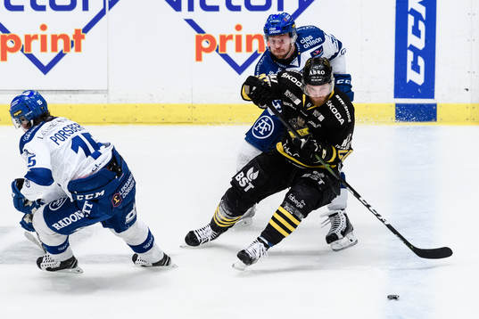 Leksands Johan Porsberger och Jesper Ollas i en kamp mot