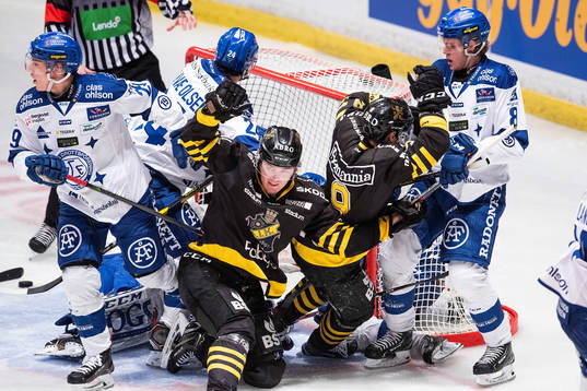 s Max Lindholm och Garry Nunn jublar