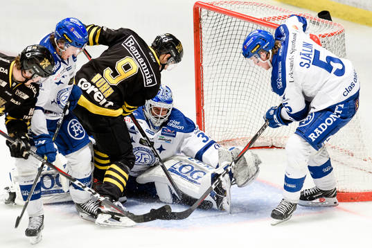 s Garry Nunn gör 1-1 bakom Leksands målvakt Axel Brage