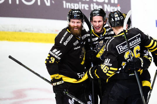 s Johan Larsson och Fredric Weigel jublar med Anton Holm