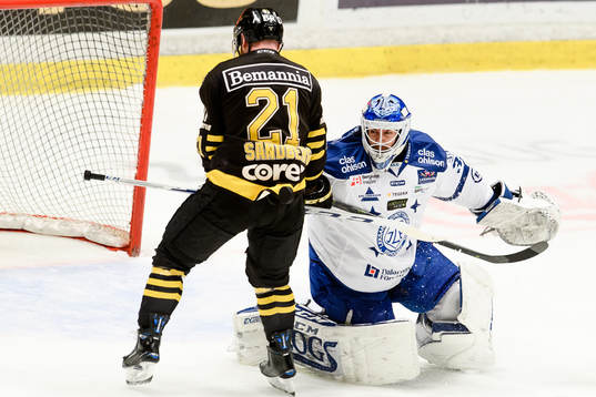 s Christian Sandberg och Leksands målvakt Axel Brage