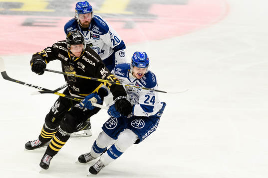 s Simon Fernholm i kamp mot Leksands Mattias Karlsson och