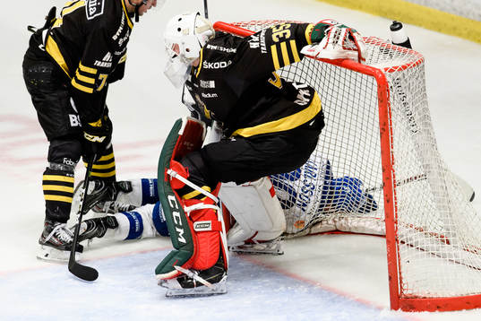 s Filip Windlert i kamp mot Leksands Martin Karlsson bakom