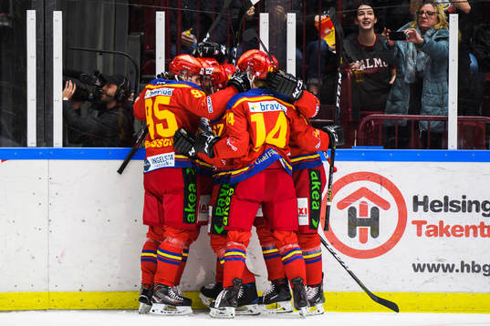 Malmö Redhawks Pontus Netterberg jublar med lagkamrater