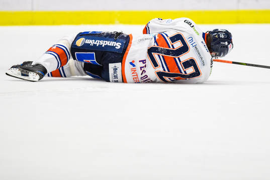 Växjös Janne Pesonen har ontunder ishockeymatchen i
