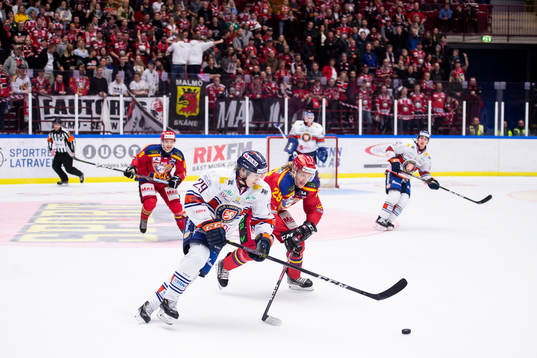 Malmö Redhawks Marcus Sylvegård jagar Växjös Pontus