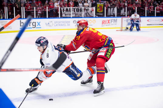 Malmö Redhawks Emil Sylvegård trycker till Växjös Linus