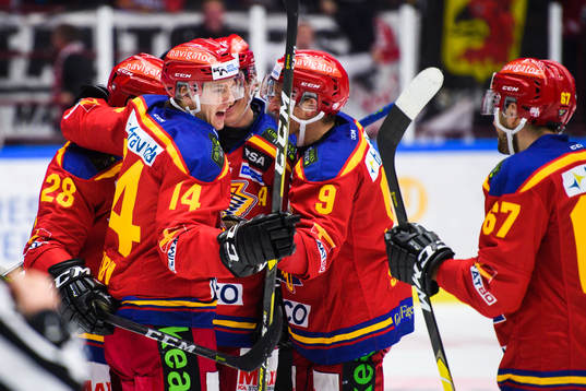 Malmö Redhawks Jens Olsson jublar med lagkamrater