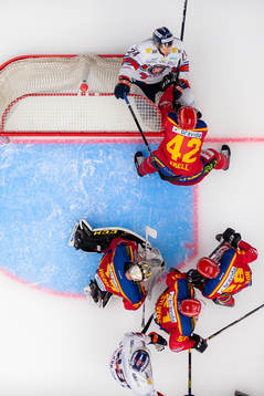 Malmö Redhawks Niklas Arell trycker b ort Växjös Brendan
