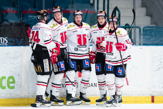 Örebros Marcus Weinstock (m) gör 0-1 och gratuleras av