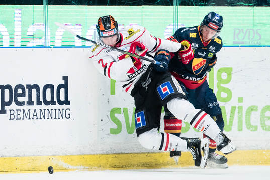 Örebros Rasmus Rissanen i kamp om pucken med Djurgårdens
