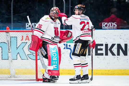 Örebros Jonathan Andersson tackar målvakt Stefan Steen