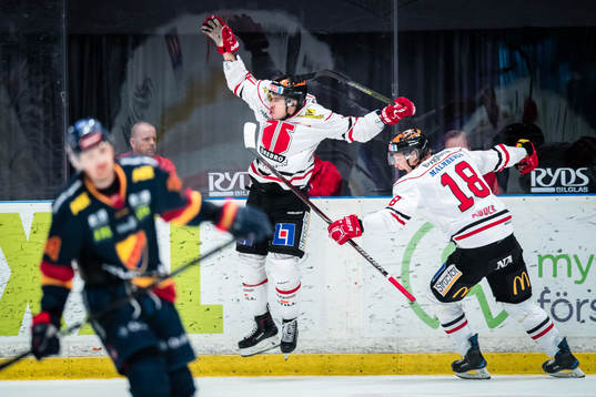 Örebros Shane Harper gör 0-2 och gratuleras närmast av