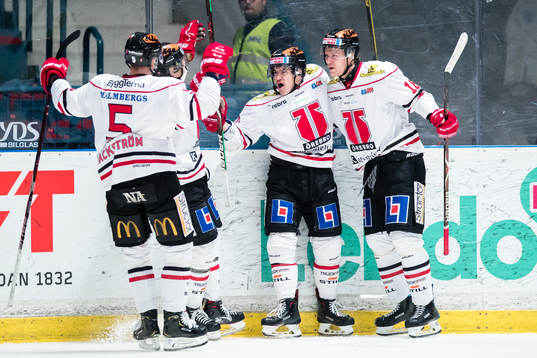 a höger) gör 0-2 och gratuleras närmast av Rodrigo Abols