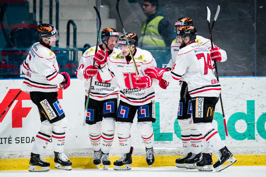 Örebros Shane Harper (m) gör 0-2 och firar med lagkamrater