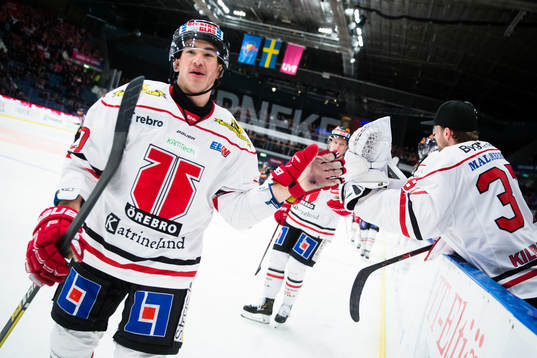Örebros Shane Harper gör 0-2 och firar med lagkamrater