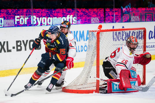 Djurgårdens Jakob Lilja försöker bryta in framför